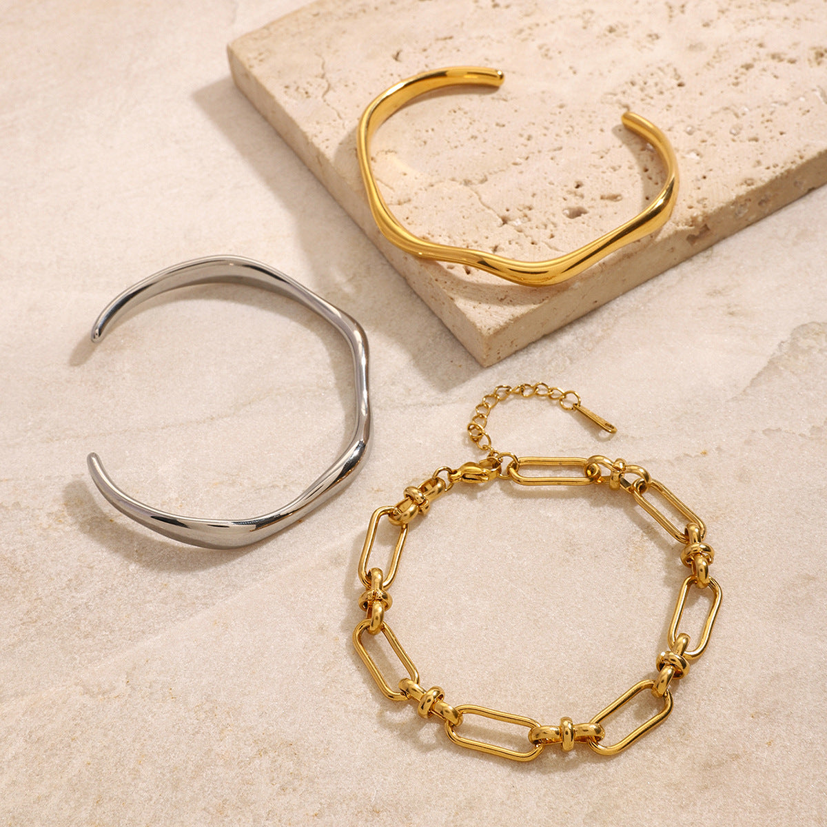 Classic Open 18K Plain Bracelet